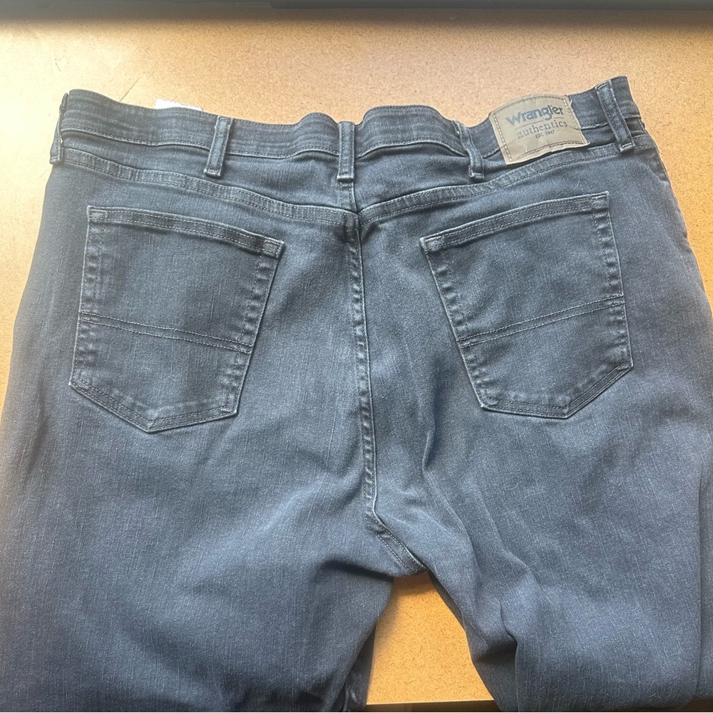 Wrangler Comfort Flex Waist Relaxed Fit Jeans 38x32 - Picture 2 of 4